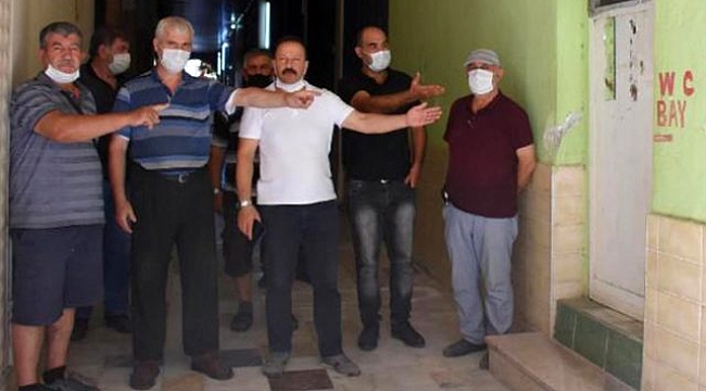 İzmir'de 1,5 aydır kapalı olan cami tuvaleti cemaati isyan ettirdi.