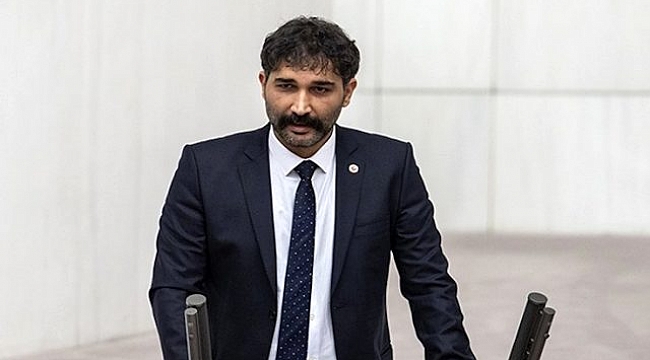 Kadıköy'de 5 kişilik grup TİP milletvekili Barış Atay'a saldırdı.