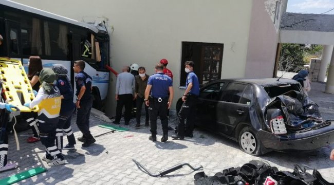 Kocaeli&#039;de askerleri taşıyan midibüs kaza yaptı