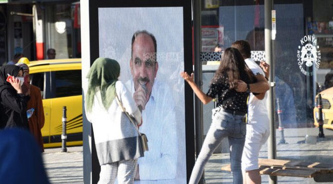 Konya&#039;da flaş uygulama! Büyükşehir Belediye Başkanı&#039;ndan duraktaki vatandaşlara canlı bağlantı