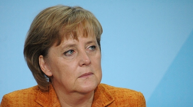 Merkel, NATO Genel Sekreteri Stoltenberg'i kabul etti.