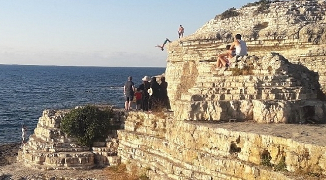 Metrelerce yükseklikteki kayalardan denize tehlikeli atlayış.