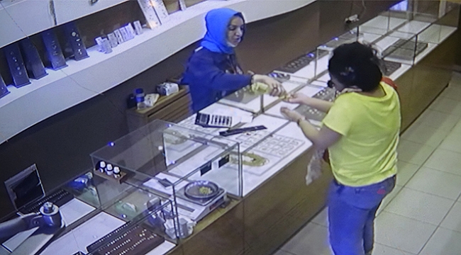 Pendik&#039;te 15 bin liralık sahte altın kolye dolandırıcılığı kamerada.