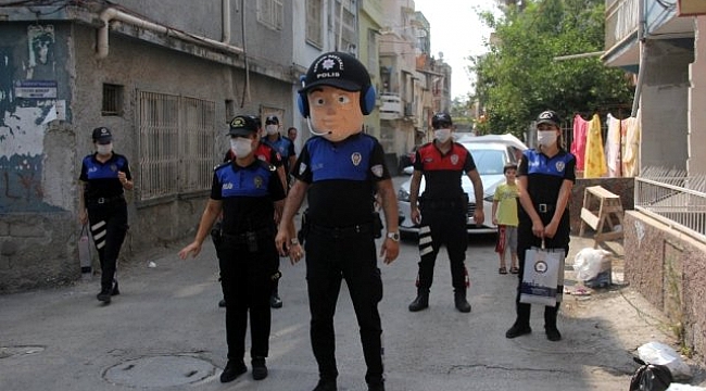 Polisten korkan çocuğa polisten doğum günü sürprizi.