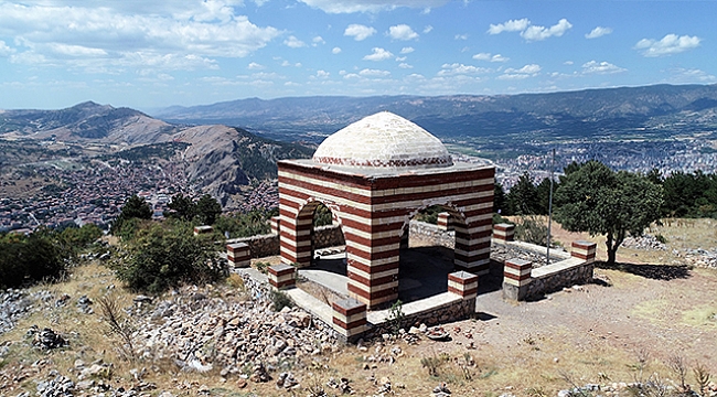Şehre hakim tepedeki türbe gizemini koruyor.