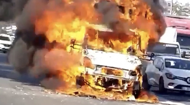 Tem otoyolunda kamyonet alev alev yandı.