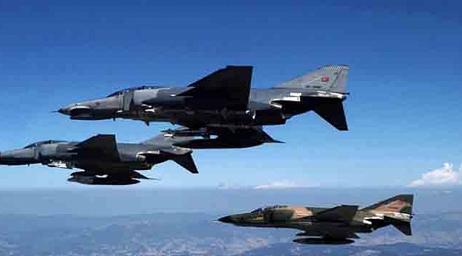 Türk uçaklarından ABD B-52'sine havada destek.