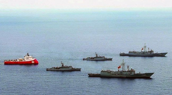 Yunanistan Savunma Bakanı, Türk gemisine çarpan Yunan kaptanı tebrik etti