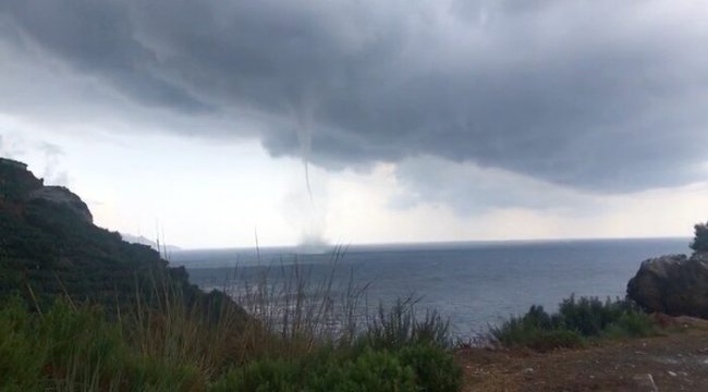 Antalya’da sahile 200 metre mesafede dev hortum