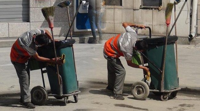 Çöp arabasını temizlemesiyle sosyal medyada ilgi odağı olan işçiye bir maaş ikramiye