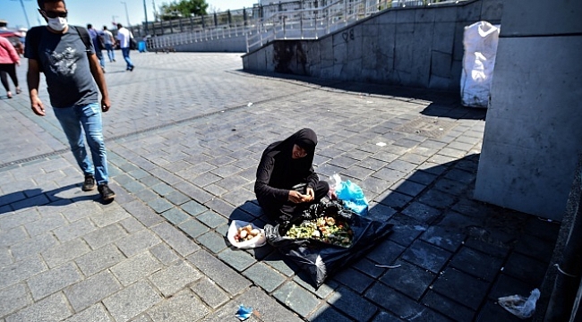 Çöp karıştırıp vicdan sömürüyorlar.