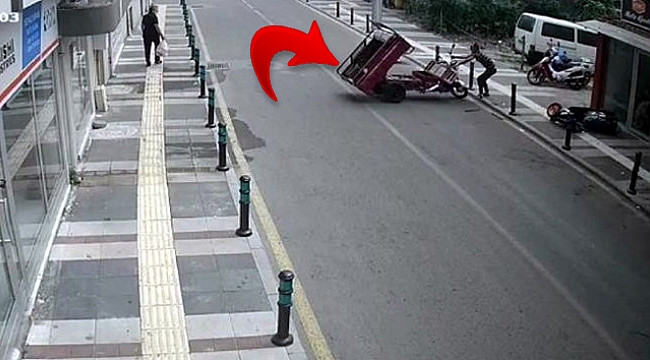 Gaz kolu takılı kalan motosiklet tamirciye zor anlar yaşattı.