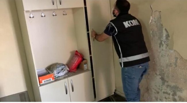 Gizli odaya kaçak cep telefonu operasyonu
