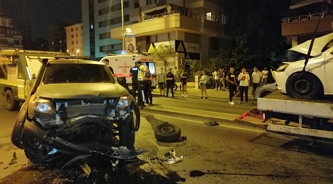 Hatalı sollama faciayla bitti; yolun karşısına geçen otomobil hurdaya döndü.