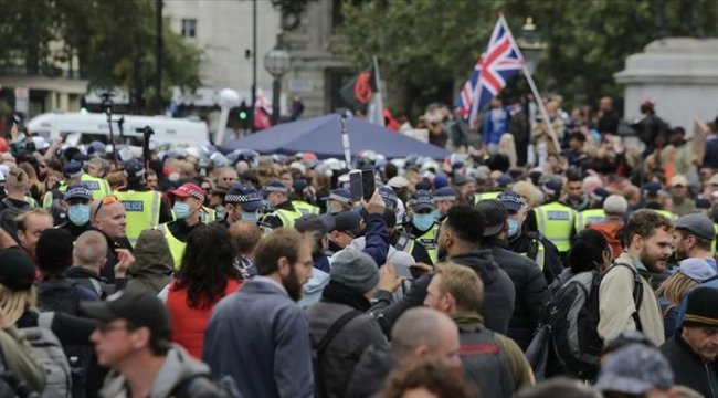 İngiltere’de polis, koronavirüs önlemleri karşıtı grubun protestosuna müdahale etti