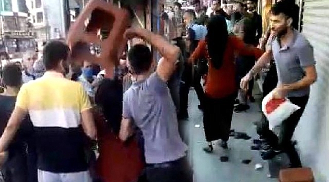 İşportacıyı korumak için işini yapan zabıtaya saldırdılar! Sandalyeli şiddet kamerada.