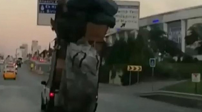 Kasasında karton yığınlarıyla E-5'te ilerleyen kamyonet şaşkına çevirdi.