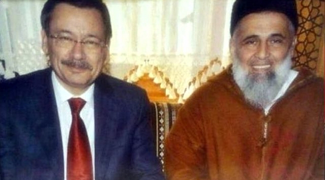 Küçük kıza cinsel istismarda bulunan sözde tarikat lideri ile fotoğrafı çıkan Gökçek, sosyal medyada gündem oldu.