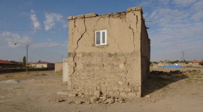 Niğde&#039;deki depremin hasarı gün ağarınca ortaya çıktı