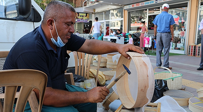 Ölen babasının mesleğini son temsilcisi olarak devam ettiriyor.