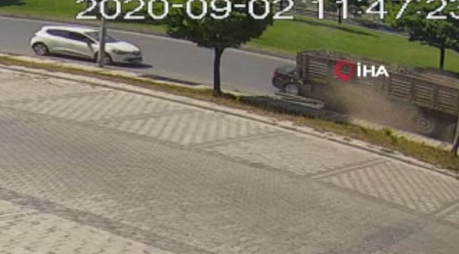Otomobil tırın altına girdi, sürücü ölümden döndü.