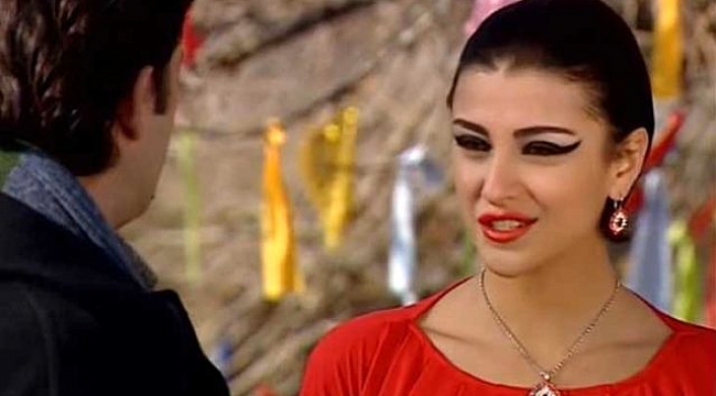 Özge Ulusoy'un yıllar önce bir filmde şeytan rolünü oynadığı görüntüler ortaya çıktı.