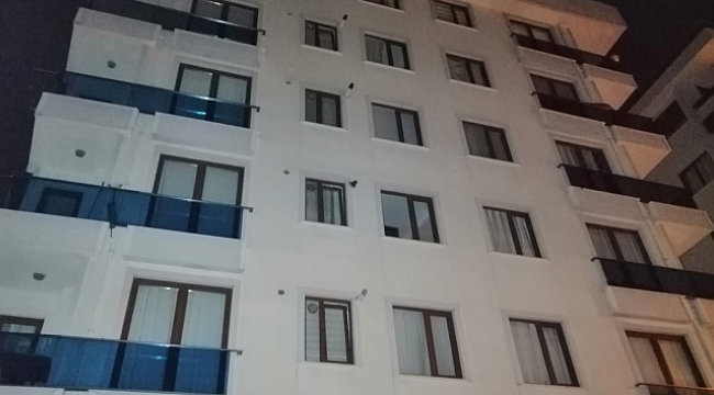 Sancaktepe'de 6 katlı binanın temeli oynadı; bina sakinleri tahliye edildi.