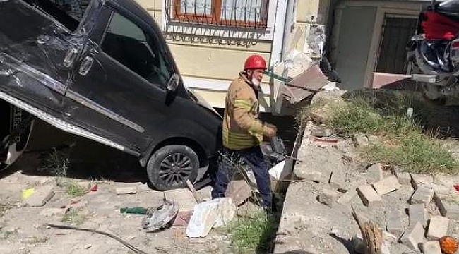 Sancaktepe'de yokuş aşağı inerken kayan tır önce 4 araca, sonra binaya çarptı.