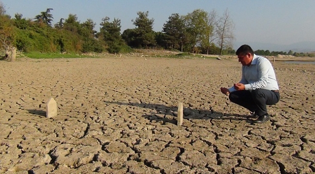 Sular çekildi mezarlıklar gün yüzüne çıktı.