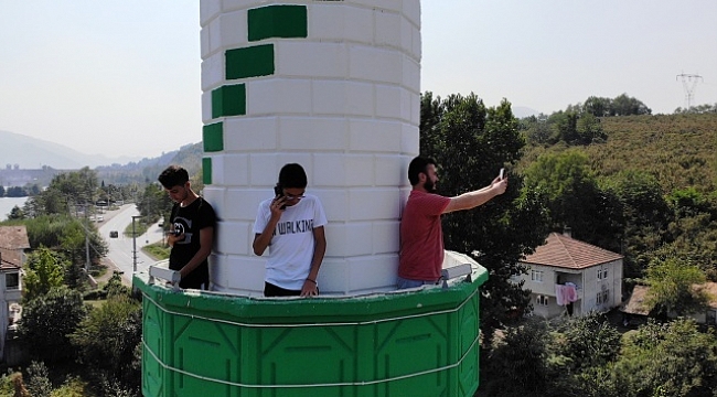 Telefon çekmeyen kırsal mahallede görüşmek için minareye çıkıyorlar.