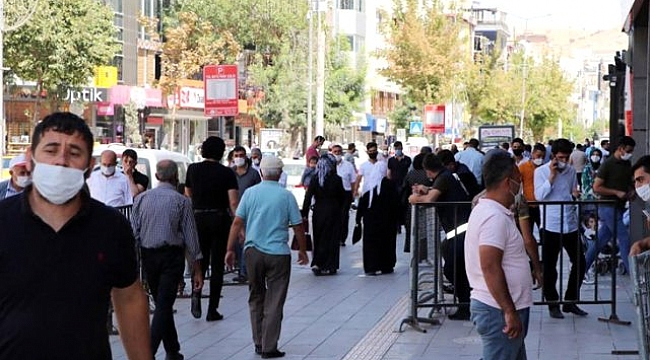 Van'da vatandaşların tedbirleri hiçe sayması sonucu vaka artışı endişe verici boyuta ulaştı.