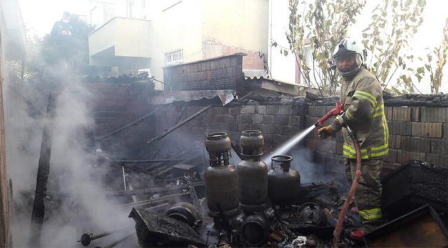 Burhaniye’de depo yangını korkuttu