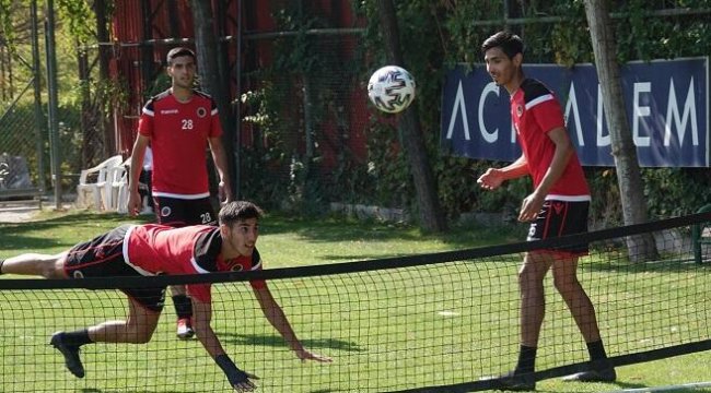 Gençlerbirliği&#039;nde neşeli antrenman! Ayak tenisi...