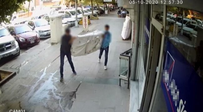 Güpegündüz iki daireyi soydular, soğukkanlı halleri pes dedirtti