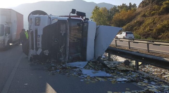 Hurda yüklü tır devrildi: 1 yaralı