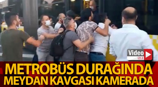 Metrobüs durağında meydan kavgası kamerada