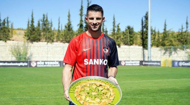 Mirallas&#039;ın transferi dünya basınında! Baklavayla duyuruldu...