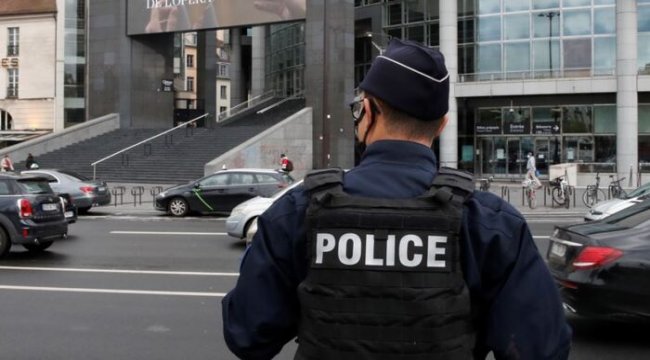 Paris’te Bir Kişinin Kafası Kesildi