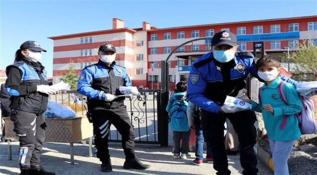 Polis ekipleri, yüz yüze eğitime başlayan öğrencilere maske dağıttı