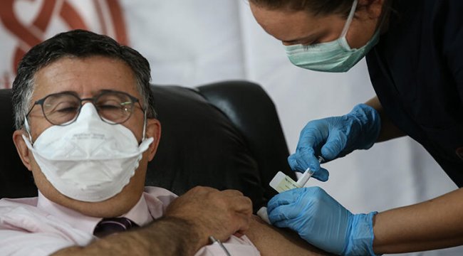Son dakika... İlk aşı profesör Mustafa Necmettin Ünal'a yapıldı... 'Kotamız 60 kişilikti, 500'ün üzerinde başvuru oldu'