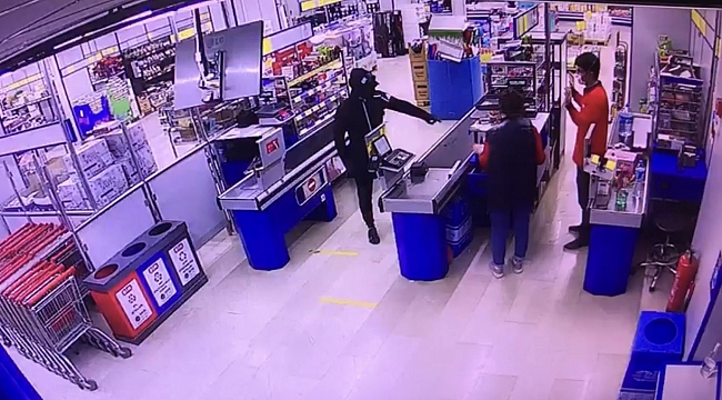 Süpermarketlere dadanan silahlı soyguncular pes dedirtti
