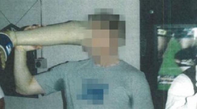 Dünya basınının gündemine oturan skandal görüntü! Öldürdüğü askerin bacağını...