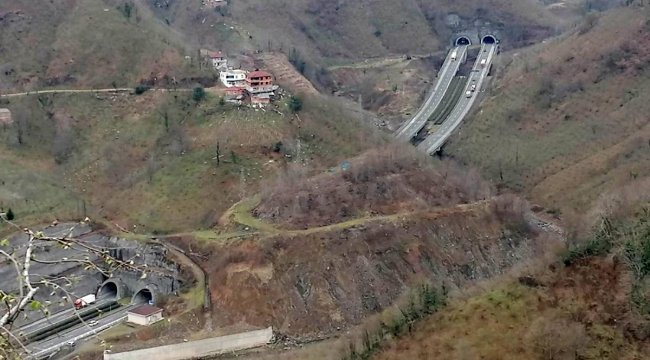 Dağların arasındaki otoban