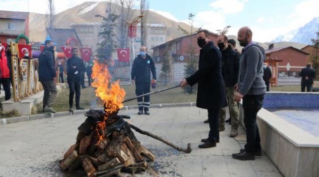 Hakkari'de nevruz ateşini Vali Akbıyık yaktı
