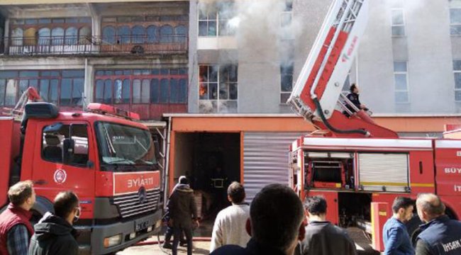 Mobilya mağazasında çıkan yangın 1 saatte söndürüldü