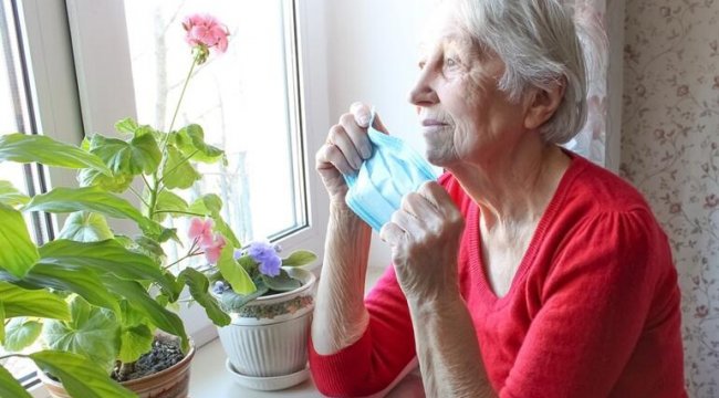 Pandemide yaşlılar gençlere nazaran daha mutlu kalmayı nasıl başardı?