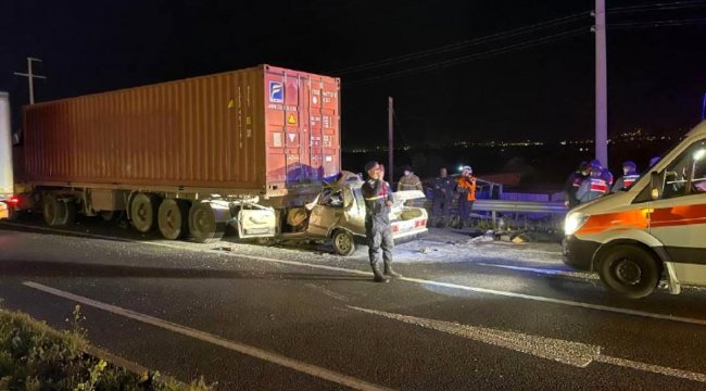 Son dakika haberi | İzmir'de otomobil tıra çarptı: 1 ölü