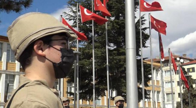 Tokat'ta asker kıyafetli 15 yaşındaki çocuklar, halka üzüm hoşafı dağıttı
