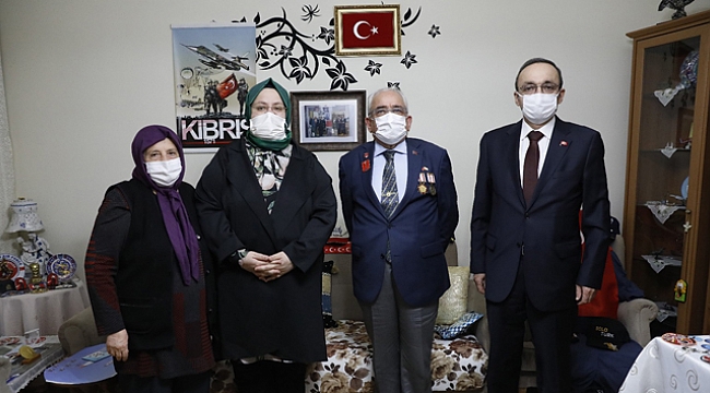 Bakan Selçuk, iftarda 'Reşat Baba' olarak tanınan Kıbrıs Gazisi'nin evine konuk oldu