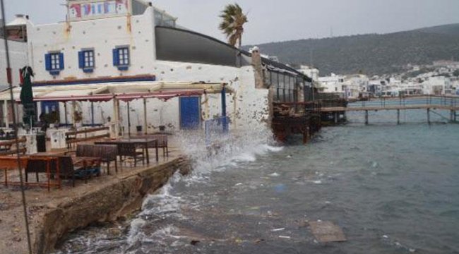 Bodrum'da 'fırtına' günlük yaşamı olumsuz etkiledi
